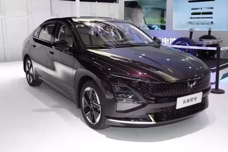Là mẫu sedan năng lượng mới đầu tiên của Wuling, chiếc Wuling Starlight 2024 mới chạy hệ truyền động plug-in hybrid, đã chính thức ra mắt vào ngày 6/12/2023.