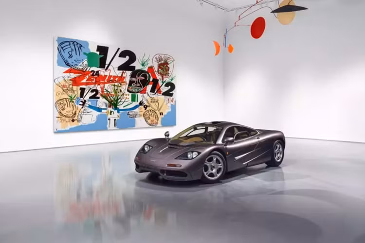  McLaren F1 hàng hiếm này là 1 trong các siêu xe đặc biệt nhất của thế kỷ 21 này, khi ra mắt, nó đã nhanh chóng ôm rất nhiều danh hiệu như xe đắt nhất, xe manh nhất, và xe có thiết kế độc lạ nhất với nội thất 3 chỗ ngồi, ghế lái chính giữa, 2 hành khách bên cạnh. 
