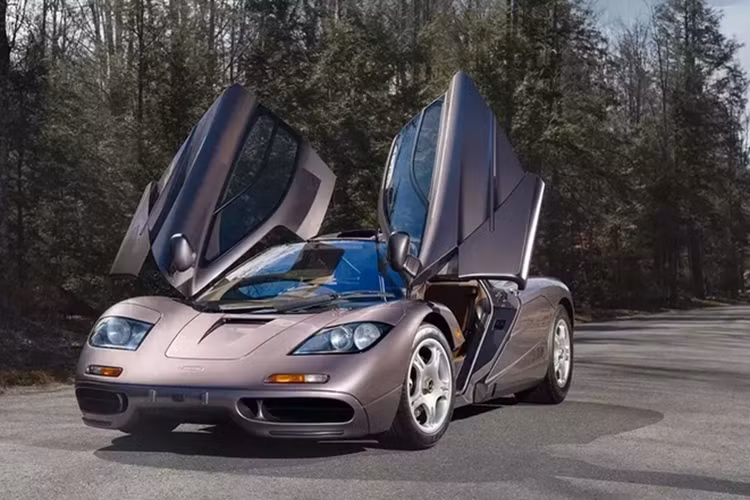 Cuối cùng chính là việc siêu xe McLaren F1 từng là chiếc xe nhanh nhất thế giới trong 11 năm liền, từ 1998 đến tháng 4 năm 2009 khi xe từng đạt vận tốc tối đa lên đến 386 km/h trong lần chạy thử vào ngày 31 tháng 3 năm 1998. McLaren F1 được trang bị khối động cơ V12, dung tích 6.1 lít, sản sinh công suất 618 mã lực và mô-men xoắn cực đại 650 Nm.