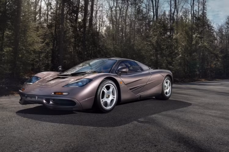 Chiếc siêu xe McLaren F1 này được trang bị hộp số sàn 6 cấp. Vào năm 2020, tức sau 22 năm dòng siêu xe McLaren F1 dừng sản xuất, McLaren mới chế tạo ra 1 chiếc xe có 3 chỗ ngồi, mang tên gọi Speedtail.