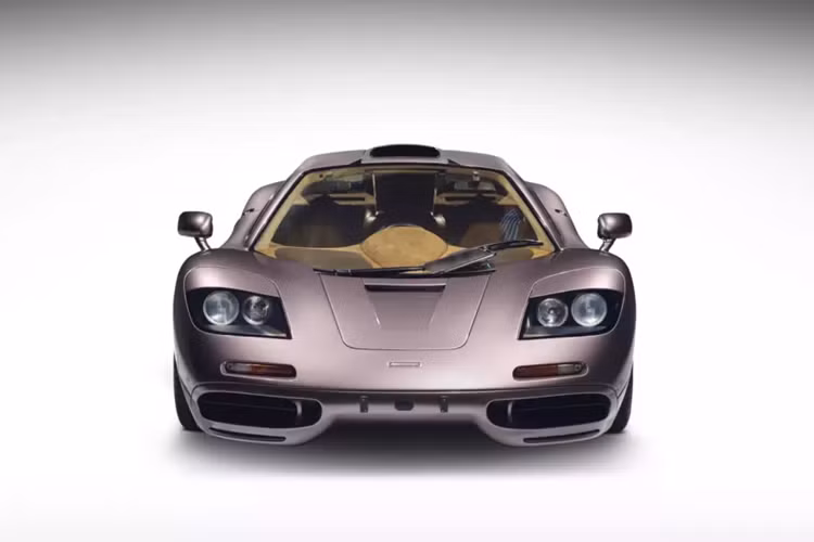 Đó là chiếc siêu xe triệu đô McLaren F1 mang số khung 029, và nó dường như chưa 1 lần được nhìn thấy lăn bánh trên đường, nơi nó xuất hiện nhiều nhất có lẽ là các cuộc trưng bày hay đấu giá, chính vì thế, số đồng hồ công tơ mét của xe khi được mang ra đấu giá vào giữa năm nay chỉ vỏn vẹn 410 km.