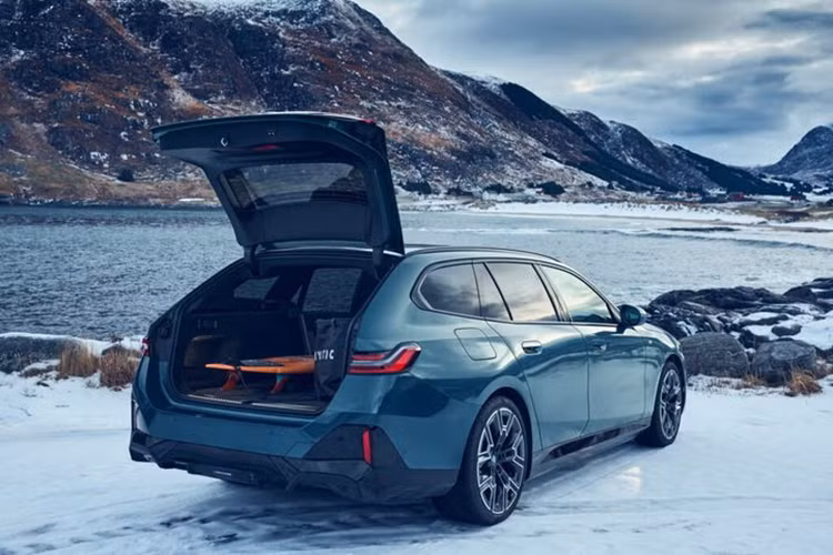 Xe có thể tăng tốc từ 0-100 km/h trong 3,9 giây, trước khi đạt tốc độ tối đa giới hạn điện tử là 230 km/h. Tuy nhiên, quãng đường di chuyển của xe giảm xuống chỉ còn 506 km với một cụm pin đầy.