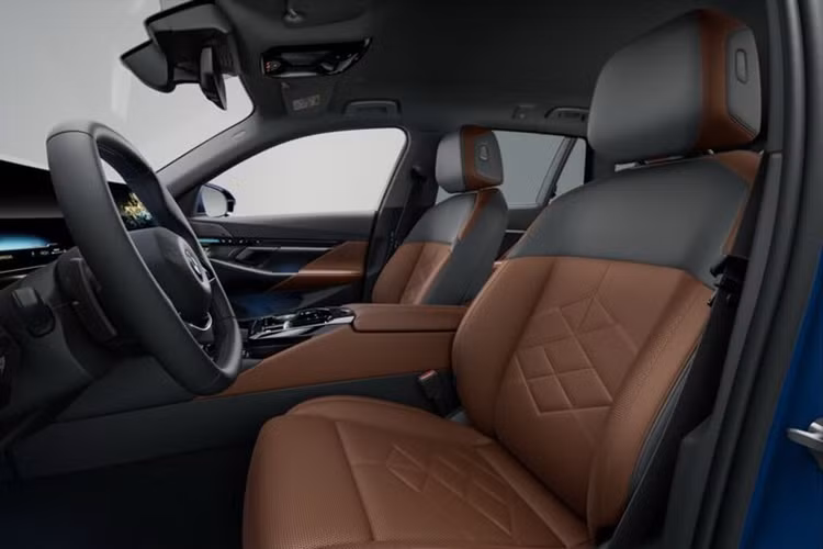 Di chuyển vào bên trong, BMW 5-Series Touring 2024 có nội thất hiện đại với điểm nhấn là màn hình cong bao gồm cụm đồng hồ kỹ thuật số 12,3 inch và màn hình trung tâm 14,9 inch. Hệ thống thông tin giải trí tích hợp iDrive 8.5, hỗ trợ truyền phát video, chơi game, Android Auto và Apple CarPlay.