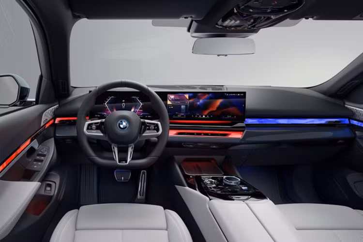 Về kích thước, mẫu xe BMW 5-Series Touring mới dài hơn 97 mm, rộng hơn 32 mm và cao hơn 17 mm so với phiên bản tiền nhiệm. Bên cạnh đó, chiều dài cơ sở của xe cũng tăng thêm 20 mm.