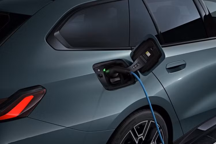 BMW 5-Series Touring 2024 được cung cấp với cả tùy chọn động cơ dầu hybrid hoặc điện. Phiên bản i5 eDrive40 Touring có động cơ điện đặt tại cầu sau với công suất 335 mã lực và mô-men xoắn cực đại 430 Nm.
