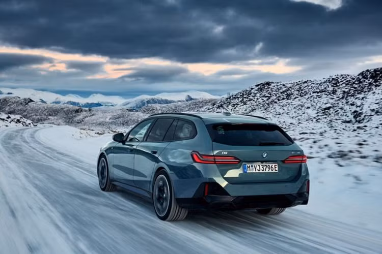 Theo dự kiến, xe sẽ có mặt trên thị trường vào tháng 5 năm nay. Hiện giá xe BMW 5-Series Touring 2024 chưa được tiết lộ chính thức. Trong khi đó, bản sedan hiện có giá niêm yết tại thị trường Mỹ từ 57.900 - 64.900 USD (khoảng 1,4 - 1,57 tỷ đồng).