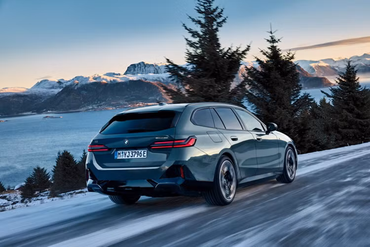 BMW cũng cung cấp cho mẫu xe này một loạt các tùy chọn nâng cấp bao gồm cửa sổ trời toàn cảnh, da Merino BMW Personal, hệ thống âm thanh Bowers &amp; Wilkins 18 loa và thanh đa tác vụ BMW Interaction Bar.