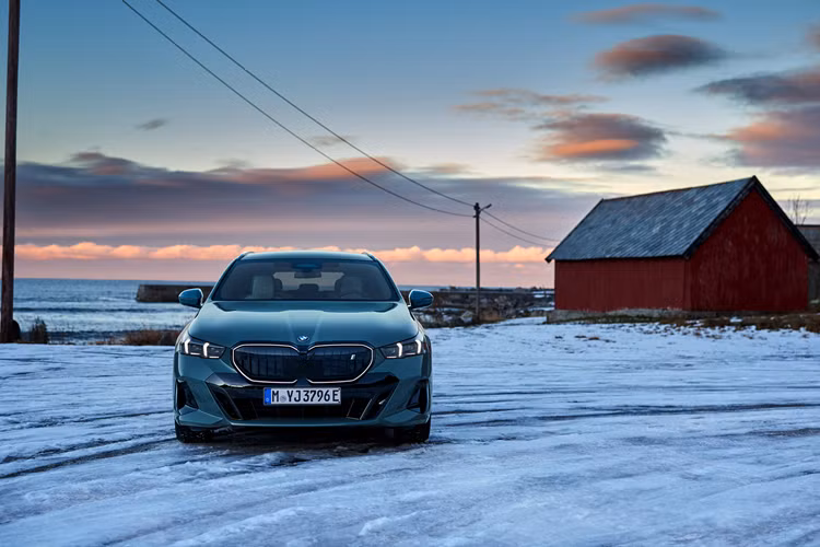 Điểm nhấn lớn của 5-Series Touring 2024 là không gian chở hàng với dung tích lên tới 570 lít và có thể mở rộng lên 1.700 lít khi gập hàng ghế sau xuống. Hãng cho biết xe có thể để vừa hầu hết các vật dụng cần thiết cho một chuyến phiêu lưu dài ngày và được tích hợp tính năng đá cốp để thuận tiện cho việc di chuyển hàng hóa.