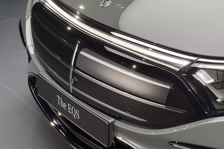 Bước sang phiên bản mới, Mercedes-Benz EQS 2025 mới đã được áp dụng phong cách thiết kế giống với xe dùng động cơ đốt trong hơn. Nguồn cảm hứng thiết kế của Mercedes-Benz EQS 2025 rõ ràng bắt nguồn từ dòng xe sang S-Class.