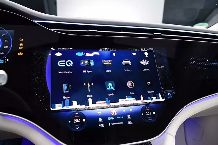 Với những khách hàng muốn sở hữu Mercedes-Benz EQS 2025 tiện nghi hơn thì có thể chọn bản Pinnacle với gói trang bị nội thất Executive Interior Package tùy chọn. Gói này bổ sung ghế phụ lái có thể đẩy về phía trước để tăng khoảng duỗi chân cho hành khách phía sau.