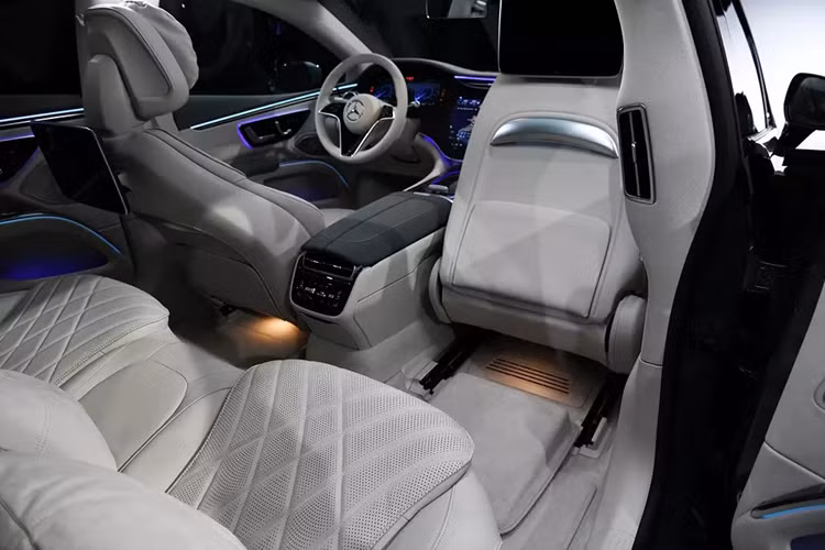 Với gói Executive Interior Package, lưng ghế sau có thể ngả sâu hơn, lên đến 38 độ. Bên cạnh đó là tính năng sưởi ghế, mặt sau của lưng ghế trước tích hợp đèn và tính năng chuyển làn tự động mới.