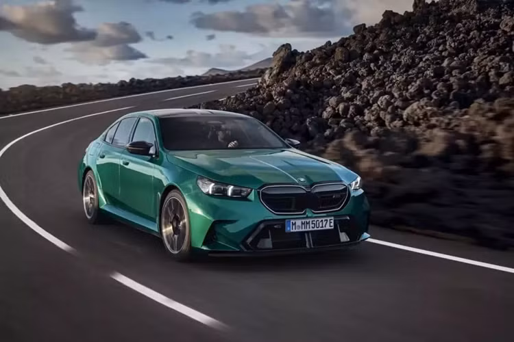 Sức mạnh này giúp xe tăng tốc từ 0-100km/h trong 3,5 giây, chậm hơn một chút so với M5 Competition thế hệ trước (3,3 giây). Cung cấp năng lượng cho hệ thống mô-tơ điện là cụm pin 18,6kWh đặt dưới sàn, cho phép xe di chuyển quãng đường tối đa 40 km ở chế độ lái thuần điện.