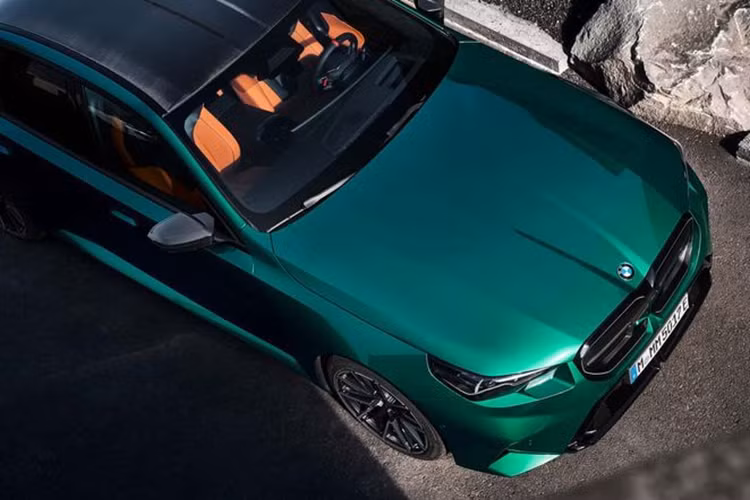 Vị lãnh đạo này nói thêm lựa chọn dùng hệ truyền động hybrid là cách duy nhất để giữ cho động cơ V8 tồn tại ít nhất thêm một thế hệ nữa trên mẫu xe này, trong bối cảnh các quy định về khí thải ngày càng khắt khe hơn, nhất là tại châu Âu.