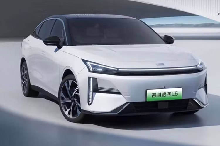 Hệ điều hành của xe Geely Galaxy L6 Creative Edition được hỗ trợ bởi Galaxy N OS, được cung cấp bởi chip Qualcomm Snapdragon 8155.
