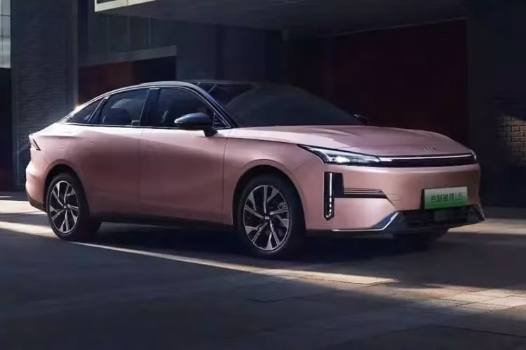 Có tên gọi Geely Galaxy L6 Creative Edition đặc biệt, chiếc xe này chỉ tập trung vào màu sơn mới và cấu hình nâng cấp. Và mức giá xe hybrid Geely Galaxy L6 Creative Edition sẽ có mức bán ra là 129.800 nhân dân tệ (17.900 USD), tương đương 423 triệu đồng.