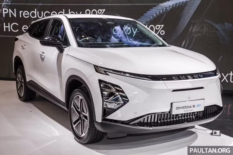 Những chi tiết còn lại của Chery Omoda E5 khá giống phiên bản máy xăng như vô lăng bọc da vát đáy thể thao, bảng đồng hồ kỹ thuật số nối liền với màn hình cảm ứng trung tâm cùng có kích thước 12,3 inch, hệ thống đèn viền LED 46 màu và điều hòa chỉnh bằng cảm ứng.