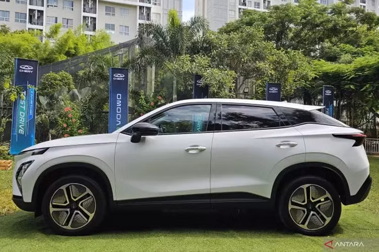 Bên cạnh đó, 1.000 chủ sở hữu đầu tiên còn được áp dụng chính sách bảo hành trọn đời cho pin và các bộ phận của mô-tơ điện. Được định vị trong phân khúc SUV điện cỡ B, Chery Omoda E5 chính là phiên bản thuần điện của Omoda 5. Mẫu xe này có kích thước dài x rộng x cao lần lượt 4.400 x 1.830 x 1.590 mm và chiều dài cơ sở 2.630 mm.