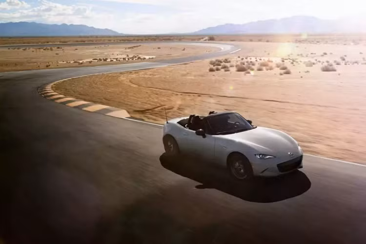 Mazda hiện không tiết lộ nhiều về chiếc xe, nhưng đã xác nhận phiên bản giới hạn sẽ ra mắt tại giải đua 24 giờ Daytona vào ngày 24/1/2025.Mazda MX-5 Miata 2025 kỷ niệm 35 năm sẽ có ngoại thất màu đỏ Artisan, nội thất bọc da Nappa màu nâu rám nắng và nhiều "chi tiết đặc biệt".