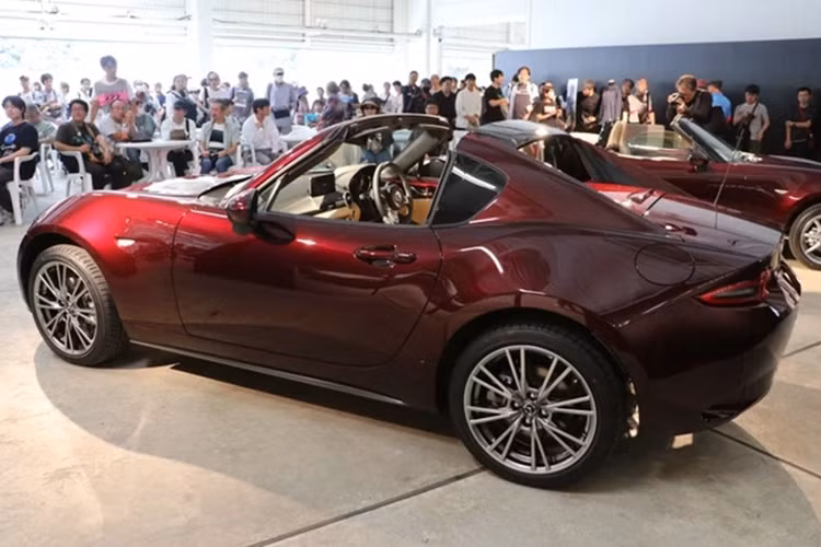 Nói về hệ thống truyền động, tất cả MX-5 đều được trang bị động cơ bốn xi-lanh 2.0 lít sản sinh công suất 181 mã lực và mô-men xoắn 151 lb-ft (205 Nm). Hộp số sàn 6 cấp là trang bị tiêu chuẩn, mặc dù hộp số tự động sáu cấp được cung cấp trên Grand Touring như một tùy chọn.