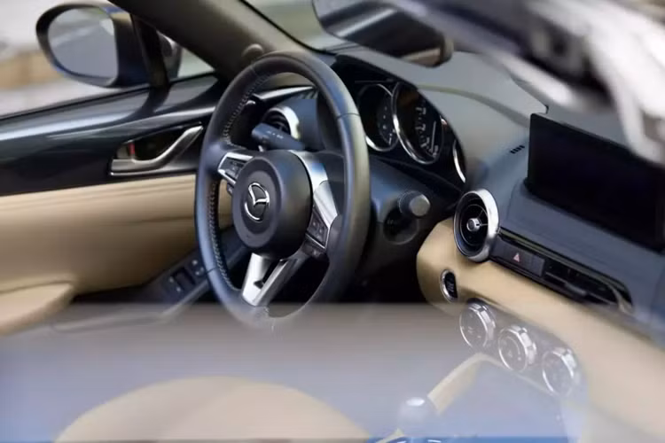 Những điểm nổi bật khác bao gồm ghế sưởi ấm với lớp chèn da lộn và hệ thống âm thanh cao cấp Bose 9 loa. Người mua cũng có thể lựa chọn mui cứng có thể thu vào và gói Brembo BBS Recaro trị giá 4.900 đô la, bổ sung phanh Brembo, bánh xe BBS và ghế thể thao Recaro có sưởi.