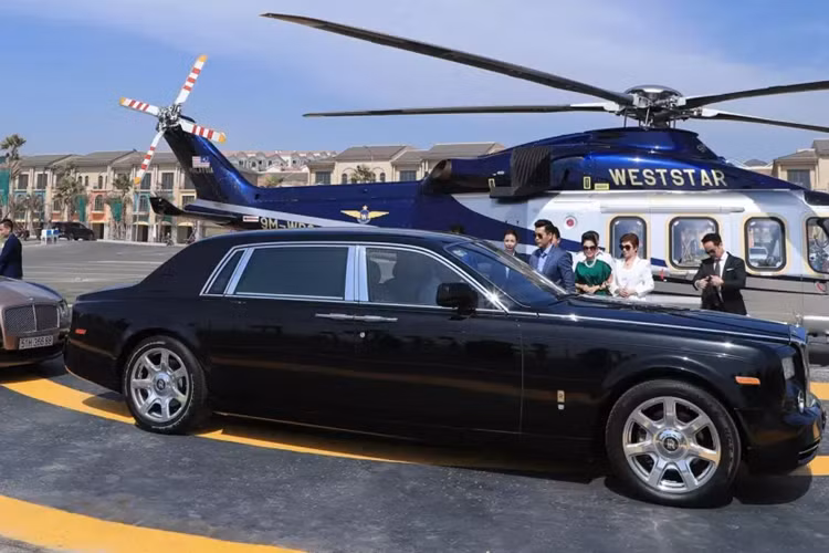 Được biết, chiếc xe siêu sang Rolls-Royce Phantom trong đám hỏi của nam ca sĩ TiTi cùng bà xã DJ Tuyết Nhung này thuộc thế hệ thứ 7, đây cũng là phiên bản đầu tiên.