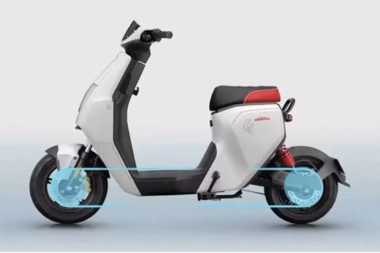 Ngoài ra, chiếc xe còn có hệ thống tự động duy trì tốc độ và hỗ trợ đẩy xe, có thể tự động ngắt điện khi chân chống bên hông được hạ xuống.