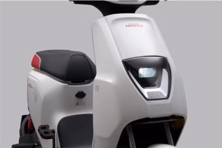 U-Be có yên xe cao ráo, thanh thoát, cùng móc treo đồ, ngăn chứa đồ phía trước khá tiện dụng. Honda U-Be 2024 được trang bị bảng đồng hồ màu mới hiển thị rõ ràng các thông tin như: lượng pin, tốc độ, thời gian và tình trạng xe.