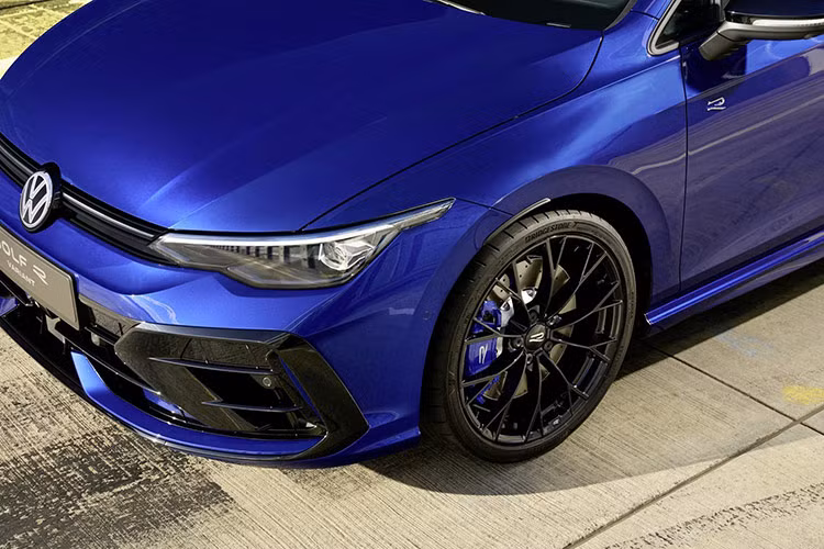 Chiếc Volkswagen Golf GTI R năm ngoái đạt công suất 315 mã lực, nhưng chiếc hatchback 2025 đạt công suất 328 mã lực tương tự như chiếc R 2025 của Châu Âu và phiên bản đặc biệt 333 năm ngoái, không có sẵn ở Hoa Kỳ.