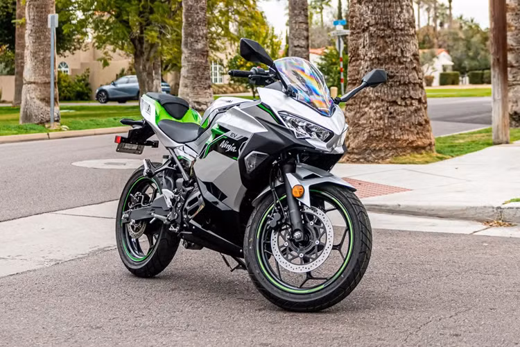 Kawasaki Ninja e-1 chạy điện được phát triển dựa trên khung gầm của Ninja 400. Mẫu môtô chạy điện này giữ lại khung thép và gắp sau như nguyên mẫu.