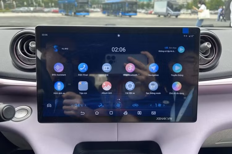 Bên trong cabin, BYD Dolphin được trang bị một số tiện nghi tiêu biểu như điều hòa tự động, bảng đồng hồ kỹ thuật số 5 inch sau vô-lăng, ghế bọc da tổng hợp, màn hình giải trí 12,8 inch có thể xoay và tương thích Apple CarPlay có dây, 6 loa và phanh tay điện tử.