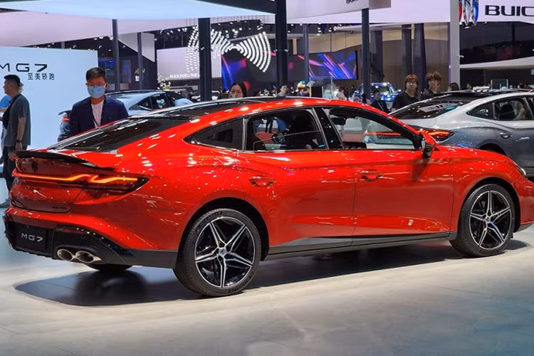 Chiếc sedan cỡ D này còn được trang bị vòm kính đóng mở Topload, hệ thống buồng lái thông minh Zebra Luoshen 8155, hỗ trợ lái thông minh cao cấp MG PILOT 2.0 và hệ thống âm thanh BOSE Premium 9 loa...
