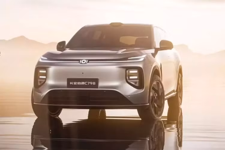 Mới đây, thương hiệu Nevo của Changan (được gọi là Qiyuan tại Trung Quốc) đã công bố hình ảnh chính thức của mẫu SUV thế hệ mới có tên mã là C798. Chiếc xe này có khả năng sẽ được định vị là xe chạy hoàn toàn bằng điện và xe plug-in hybrid. Theo tin tức trước đó, Changan Nevo C798 2025 mới dài gần 5 mét và dự kiến sẽ ra mắt cuối năm 2024.