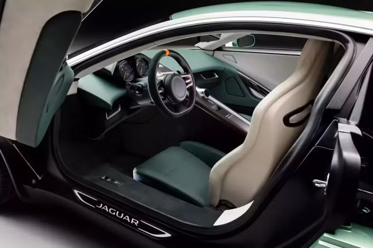 Nhóm đã dành hơn 1.000 giờ để hoàn thiện thân xe. Các khoảng hở giữa các tấm ốp được thu hẹp lại và chiếc xe được sơn lại bằng màu xanh Willow Green. Các chi tiết khác bao gồm viền cửa sổ bằng nhôm được chải, lưới tản nhiệt bằng kim loại đánh bóng, nắp bình xăng được thiết kế riêng và các điểm nhấn bằng sợi carbon ở phía sau.