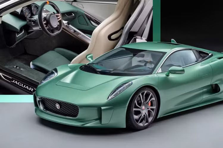 Công nghệ đã được nâng cấp với một tấm sạc không dây, tích hợp Apple CarPlay, hệ thống âm thanh tùy chỉnh và gương chiếu hậu kỹ thuật số. Quan trọng hơn, các kỹ sư của Callum đã bổ sung một hệ thống điều hòa không khí và cải thiện mức độ NVH của siêu xe.