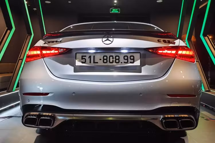 Như vậy, tổng công suất của xe Mercedes-AMG C63 S E Performance sẽ lên đến 671 mã lực và mô-men xoắn cực đại 1.020 Nm. Sức mạnh này cho phép xe tăng tốc từ 0-100 km/h trong thời gian 3,4 giây và đạt vận tốc tối đa 250 km/h hoặc 280 km/h.