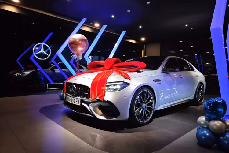 Vào cuối tháng 6/2024 vừa qua, Mercedes-Benz Việt Nam đã chính thức giới thiệu chiếc Mercedes-AMG C63 S E Performance hạng sang đến với các khách hàng trong nước, theo đó, xe có giá bán chính hãng từ 4,9 tỷ đồng, với điểm nhấn là công suất tối đa tận 671 mã lực.