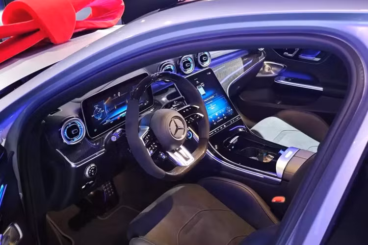 Và để xứng tầm với Mercedes-AMG C63 S E Performance, dòng sedan hiệu suất cao, và giá bán không thua gì chiếc xe sang Mercedes-Benz S-Class, chủ nhân của xe cũng đã săn được 1 biển số toàn 8 với 9, đó là biển 51L-808.99, có mức trúng đấu giá chỉ 40 triệu đồng.