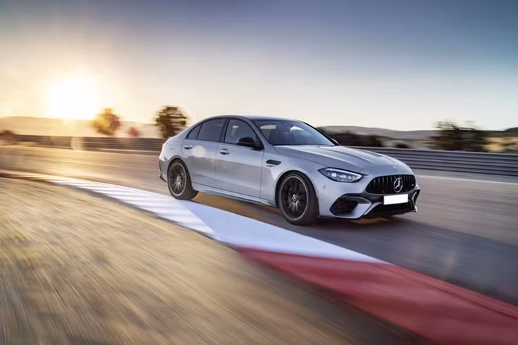 Ở ngoại hình, mẫu xe sang Mercedes-AMG C63 S E Performance này có điểm nhấn dễ nhận ra như ống xả kép vuông vức, bộ mâm đa chấu thửa riêng, hốc gió mở rộng, cánh gió đuôi, logo AMG thay cho logo ngôi sao 3 cánh quen thuộc, khe gió và logo "Turbo E Performance" sau chắn bùn trước.