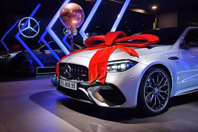Đến nay, đã có chiếc xe Mercedes-AMG C63 S E Performance đầu tiên ra biển số của TP HCM, thú vị ở chỗ, vào đầu năm nay, vị khách hàng này cũng đã mua 1 chiếc xe "tý hon" nhưng mạnh mẽ là Mercedes-Benz GLA45 để trải nghiệm.