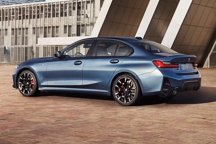 Tại Việt Nam, BMW 3-Series hiện đang được lắp ráp và phân phối với 3 phiên bản, bao gồm 320i Sport Line, 320i M Sport, 330i M Sport. Giá bán của mẫu xe hạng sang này dao động từ 1,499 - 1,879 tỷ đồng.
