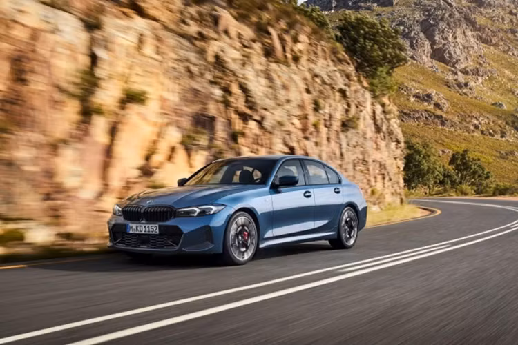 Đầu tiên là thiết kế ngoại thất của mẫu xe sedan BMW 3-Series 2025 với những màu sắc mới như xanh Arctic Race Blue và đỏ Vegas Red metallic. Bên cạnh đó là 2 màu sơn mới do bộ phận BMW Individual tạo ra, bao gồm xám Frozen Pure Grey và xanh Frozen Portimao Blue.