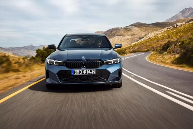 BMW 330i 2025 vẫn dùng động cơ xăng 4 xi-lanh, tăng áp, dung tích 2.0L. Động cơ này đã được cải tiến nhưng vẫn tạo ra công suất tối đa 255 mã lực và mô-men xoắn cực đại 400 Nm. Theo kế hoạch, BMW 3-Series 2025 sẽ chính thức được bán ra thị trường vào tháng 7 năm nay.