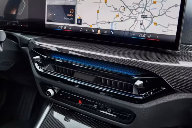 Nằm bên dưới nắp ca-pô của BMW M340i 2025 là hệ truyền động mild hybrid 48V với động cơ xăng 6 xi-lanh, tăng áp kép, dung tích 3.0L mới, tạo ra công suất tối đa 386 mã lực và mô-men xoắn cực đại 539 Nm.