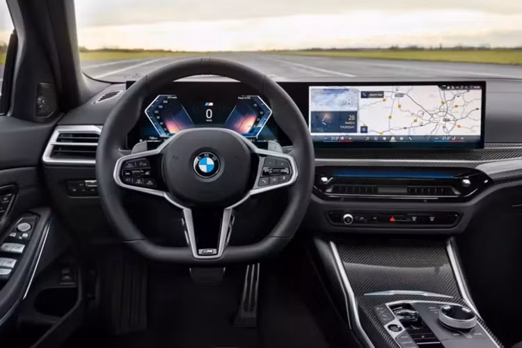 Với BMW 330i 2025, xe được trang bị nội thất ốp gỗ Fineline Light. Trong khi đó, BMW M340i 2025 sở hữu những chi tiết ốp nhôm M Aluminum Rhombicle tiêu chuẩn và ốp sợi carbon tùy chọn.
