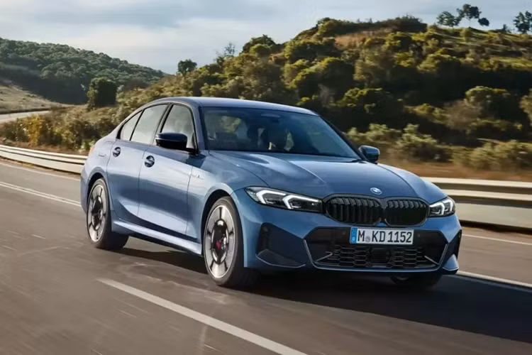 Để duy trì sức hút cho một trong những mẫu xe bán chạy nhất của mình, hãng BMW đã tung ra 3-Series phiên bản mới. Ở phiên bản BMW 3-Series 2025 mới này, mẫu sedan hạng sang cỡ nhỏ của gia đình BMW đã được nâng cấp về mặt thiết kế, trang bị và công nghệ.