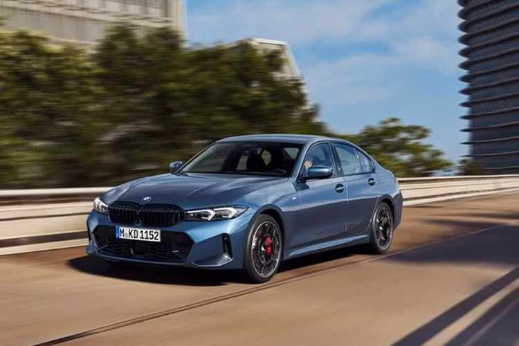 Tại thị trường Mỹ, giá xe BMW 3-Series 2025 khởi điểm từ 45.000 USD, tăng 1.000 USD. Con số tương ứng của BMW M340i 2025 là 59.600 USD, tăng 2.000 USD.