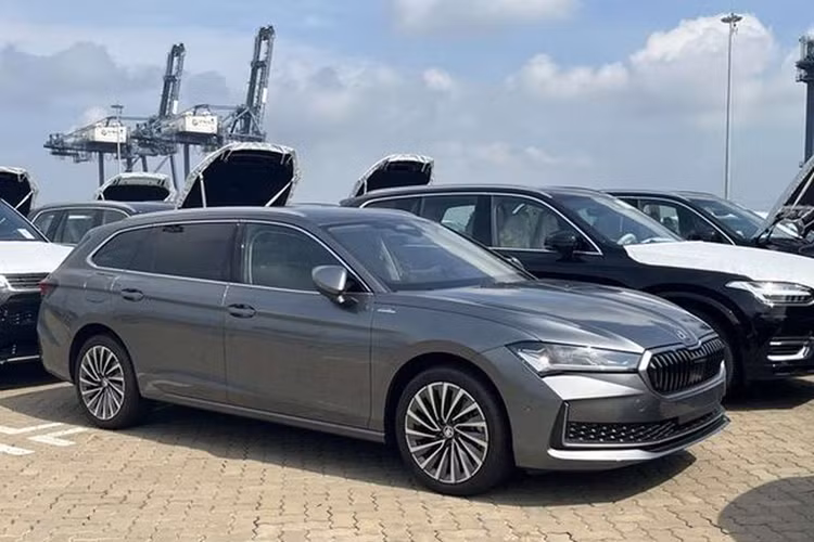 Chiếc Skoda Superb 2024 mới cập bến nước ta là phiên bản thuộc thế hệ mới nhất, ra mắt thị trường châu Âu lần đầu tiên vào hồi tháng 11/2023.Được phát triển dựa trên nền tảng khung gầm MQB của Volkswagen, Skoda Superb có chiều dài x rộng x cao lần lượt 4.902 x 1.849 x 1.482 mm.