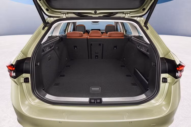 Phù hợp với xu hướng bền vững, không gian nội thất Skoda Superb được bọc bằng 100% polyester tái chế. Bên cạnh đó, hãng vẫn cung cấp tùy chọn ghế ngồi bọc da. Quy trình thuộc da thân thiện với môi trường bằng cách sử dụng bã cà phê hoặc nước thải từ quá trình chế biến ô liu.
