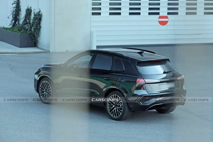 Audi Q3 2026 dường như sẽ tăng chiều dài tổng thể, bởi các hình ảnh mẫu xe ở thế hệ thứ ba (ảnh trái) cho thấy phần kính sau trục C đã lớn hơn so với phiên bản hiện tại.
