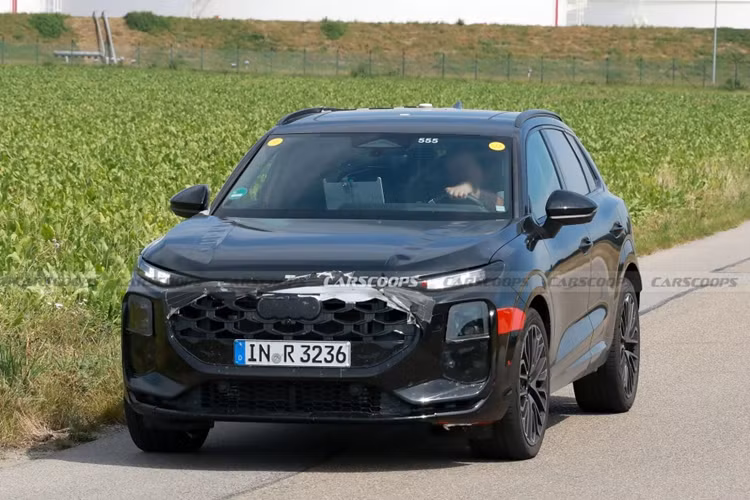 Phần đầu xe Audi Q3 2025 mới có sự thay đổi lớn, nay mềm mại hơn khi lưới tản nhiệt được thiết kế lại, bao quanh bởi cụm đèn chiếu sáng phân tầng cùng một hốc gió trung tâm khá nổi bật.